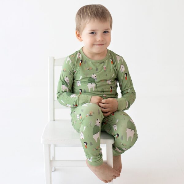 Ülipehmed siidise pinnaga pidžaama vanusele 1-5 aastat. Pidžaama on valmistatud hingavast ja niiskustjuhtivast bambusviskoosist
